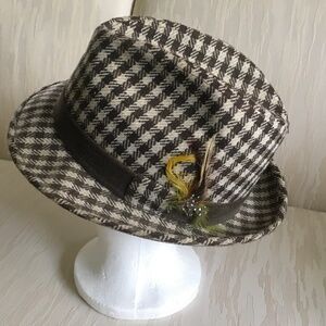 Vintage men’s fedora plaid  hat with side feathers size 7 1/4. Like new!